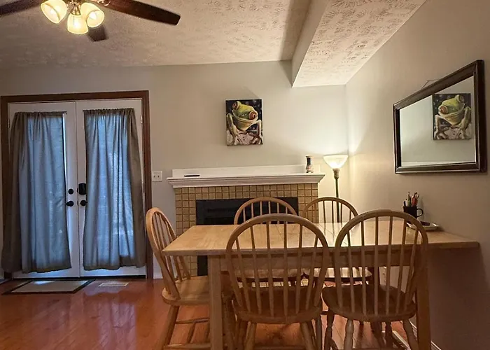 Nicely Updated 3 Bed Townhouse, Free Parking Unit 6