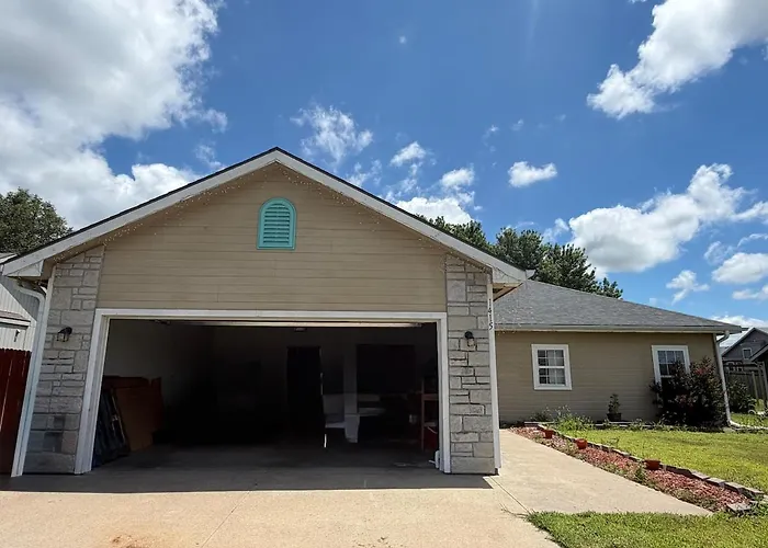 A Cozy 2 Bedroom 2 Full Bathroom Home