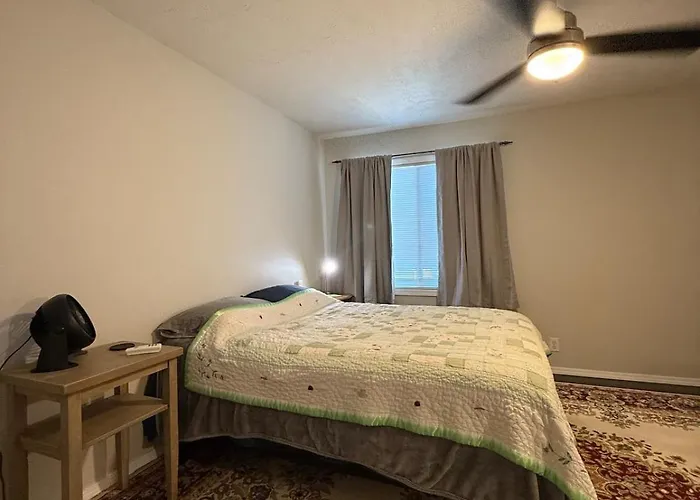 Nicely Updated 3 Bed Townhouse, Free Parking Unit 6