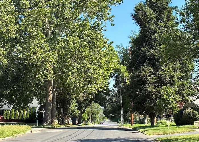 Tiger Cove - Entire Home, Fenced Yard, Central Dsm