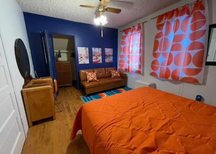 Atomic Prairie Funky 3-Bedroom Near Downtown Whole House