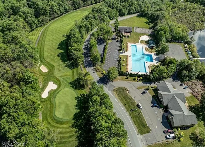 Pocono Cottage With Golf Course Hot Tub, Fire Pit Near Kalahari