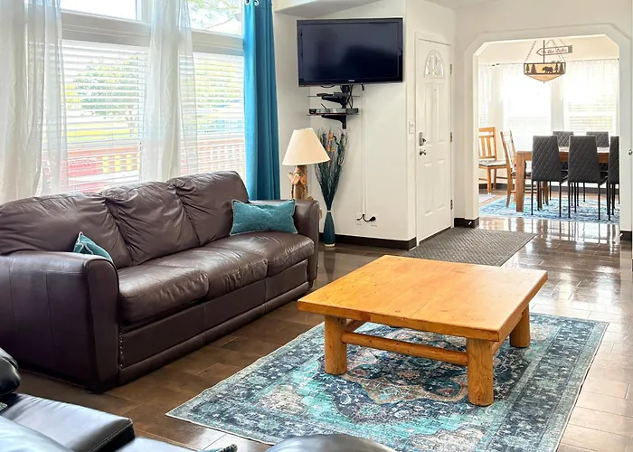 Spacious Family Home W/ Kayak + Deck On Bear Lake!
