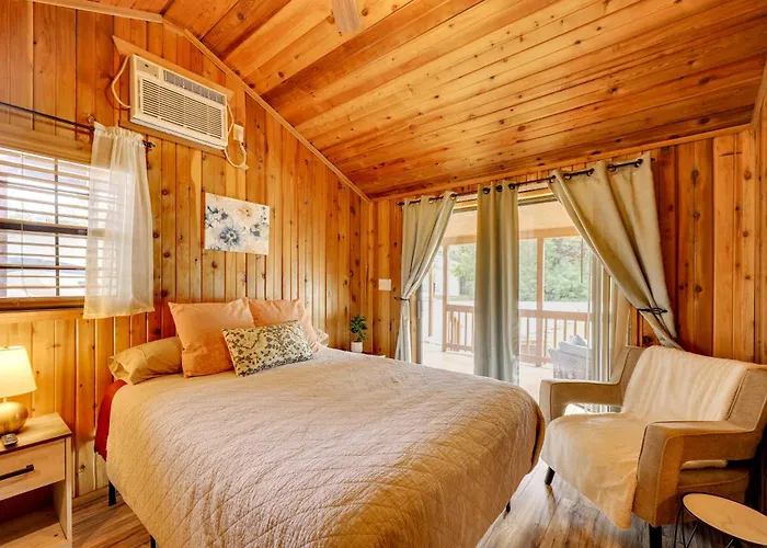 Couples Cabin W/ Luxury Deck, 1 Mi To Canyon Lake!