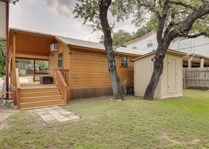 Couples Cabin W/ Luxury Deck, 1 Mi To Canyon Lake!