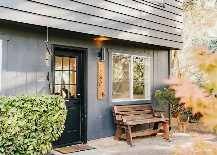 Zen Garden Retreat 2Queen 2Full Sized Beds Near Uo Fast Wi-Fi Sunset Views