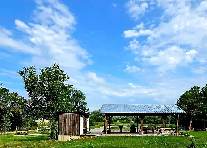 Peaceful Norfork Escape: Walk To White River!