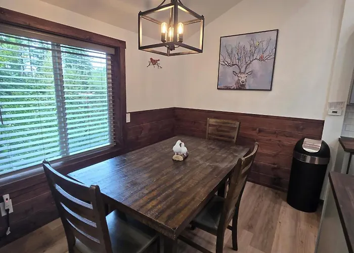 Dovetail Den - Tranquil With Hot Tub And Air Conditioning
