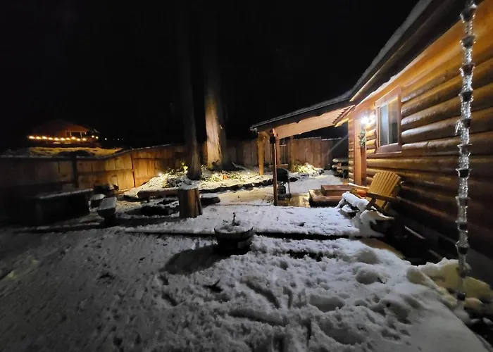 Knotty Shack- Unique Tiny Log Cabin With Hot Tub