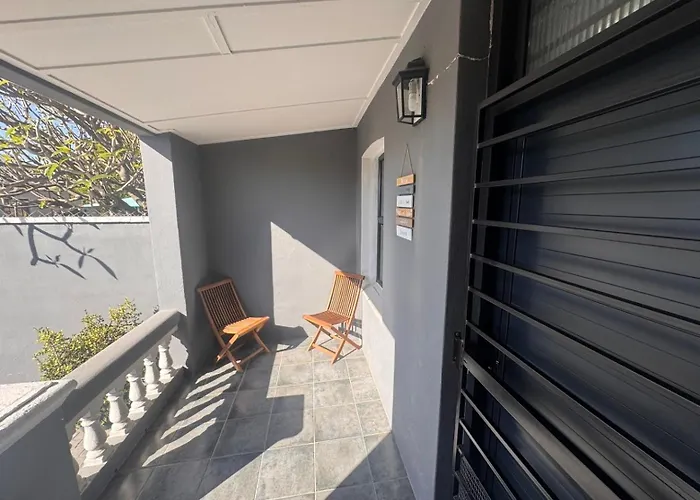 Strand Overnight - Strictly No Parties - 24 Hour Check-In - Close To Major Private Hospitals - Sleeps 1- 4 Guests - Self Catering - Quiet Neighborhood - Week Night Low Rate For Single Guest - Weekends Min 2 Nights (Adults Only)