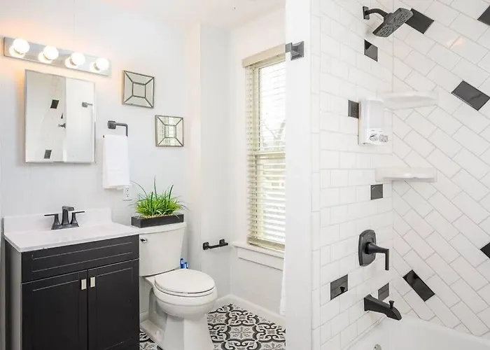 4 Bedroom Family Home - Downtown Lawrence University