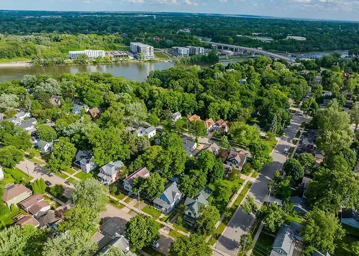 4 Bedroom Family Home - Downtown Lawrence University