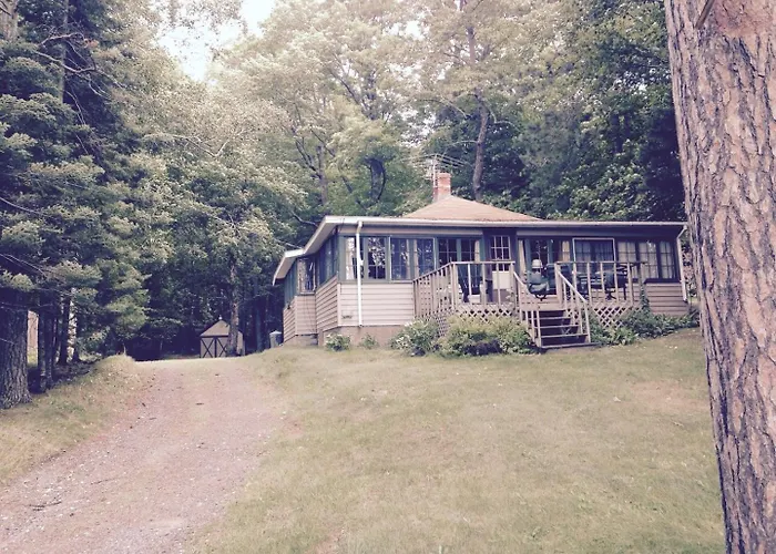 “The Cottage “On Lake Amnicon. Pet Friendly!