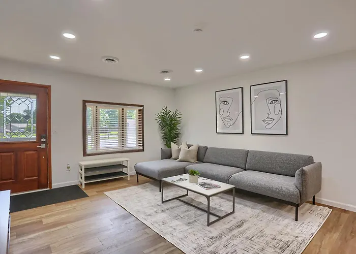 Stylish And Accessible 5 Bedroom, 2 Bathroom Home In Cranberry, Pittsburgh