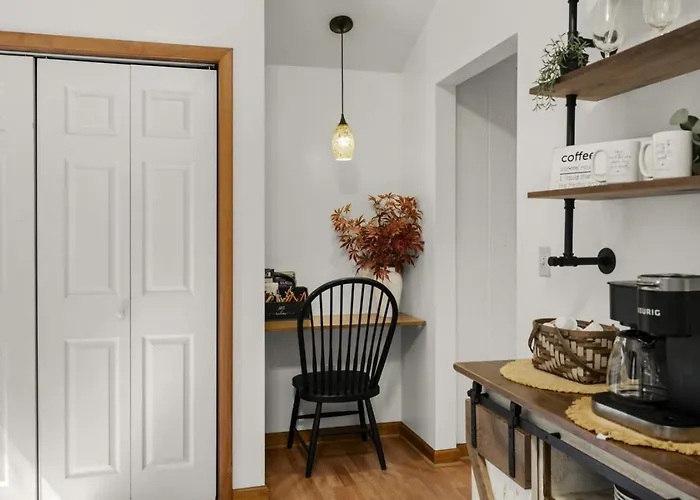 The Little Brown House - Cozy Retreat Near Lake