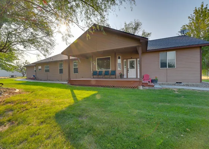 Kennewick Hideaway: Yard, Deck, 2 Living Rooms