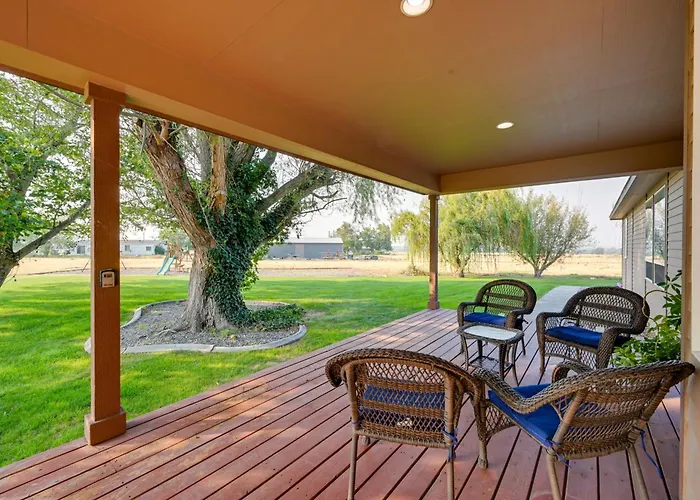 Kennewick Hideaway: Yard, Deck, 2 Living Rooms