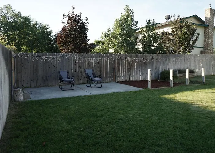 Relax, Unwind In A Spacious Home With Outdoor Living