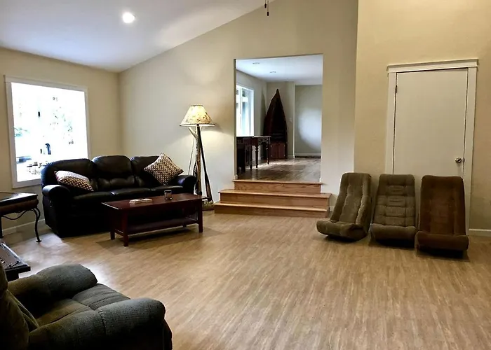 Gorgeous Waterfront Rental On The North Umpqua River Near Roseburg, Oregon