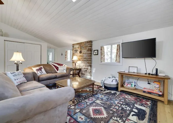 Family Friendly Cabin With A Firepit And A Hot Tub In Heart Of Poconos