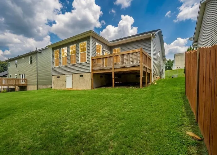 Convenient New Modern House - Tidy And Equipped