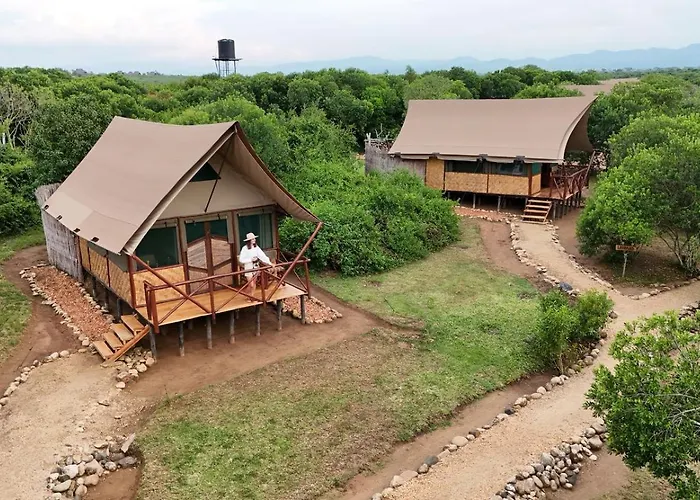 Queen Elizabeth Bush Lodge By Nature Lodges Ltd
