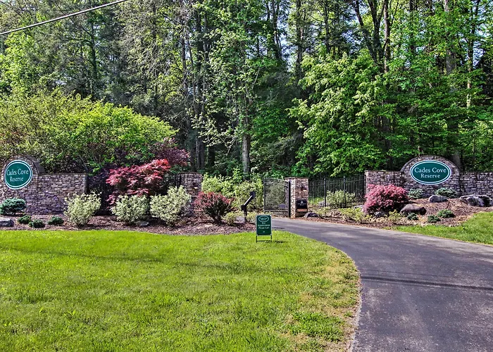 Townsend Condo W/ Pool, Great Smoky Mountain Views