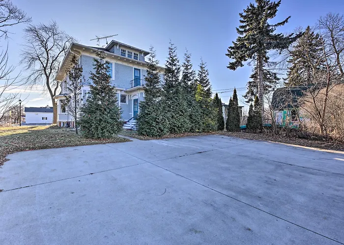 Pet-Friendly Sheboygan Home, 1 Mi To Lake Michigan