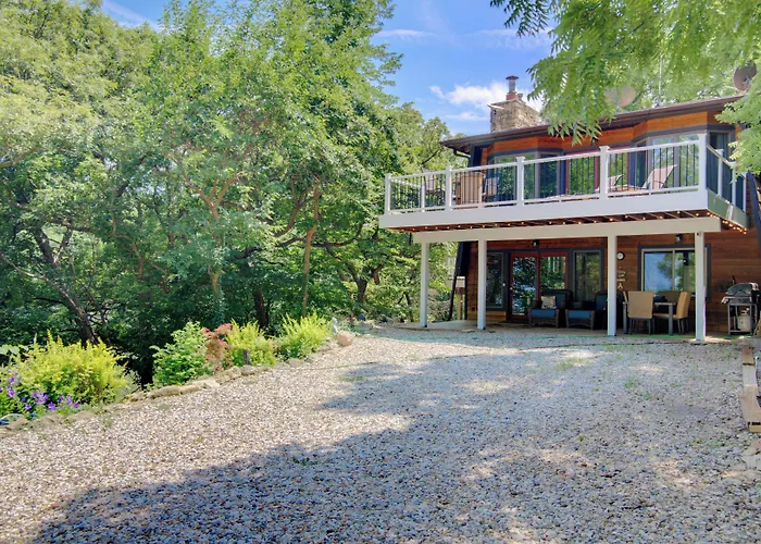 Walk To Tuttle Creek Lake: Secluded Scenic Retreat