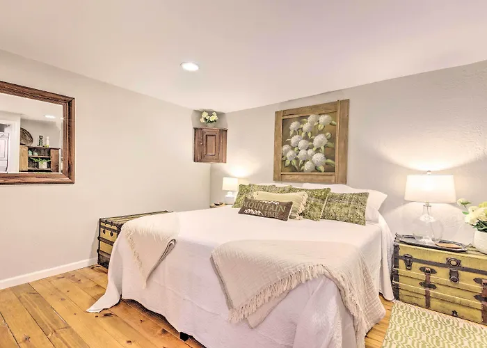 Upscale Rustic Duplex On Stream, Near Blowing Rock