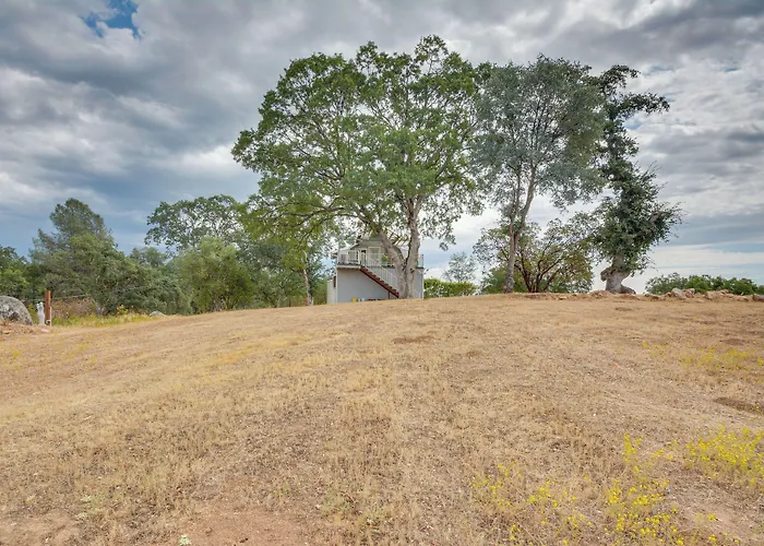 Mariposa Home: Furnished Patio & Sierra Mtn Views