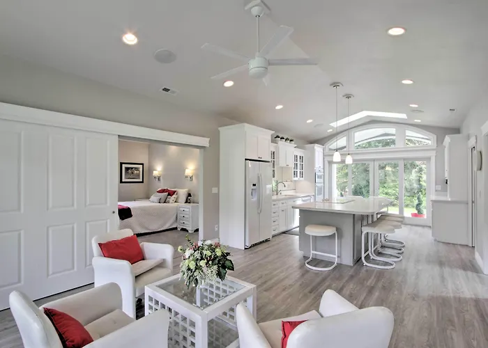 Contemporary Tacoma Cottage W/ Deck & Pond!