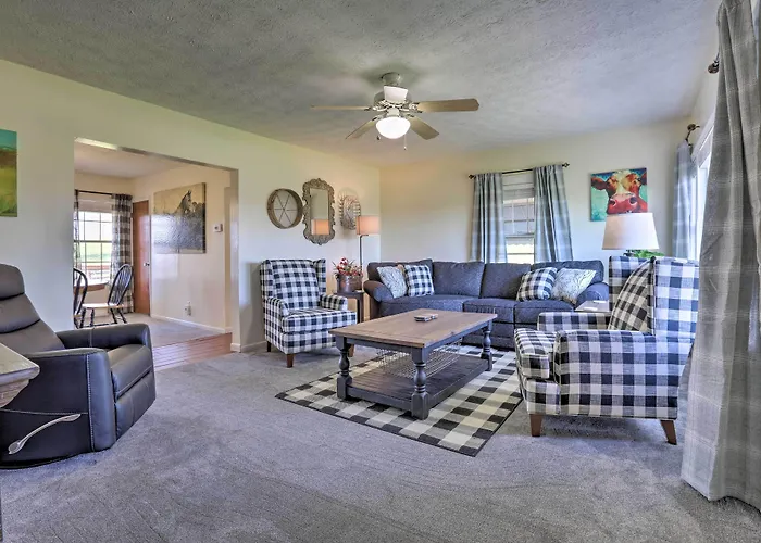 Charming East Bernstadt Retreat < 6 Acre Farm!