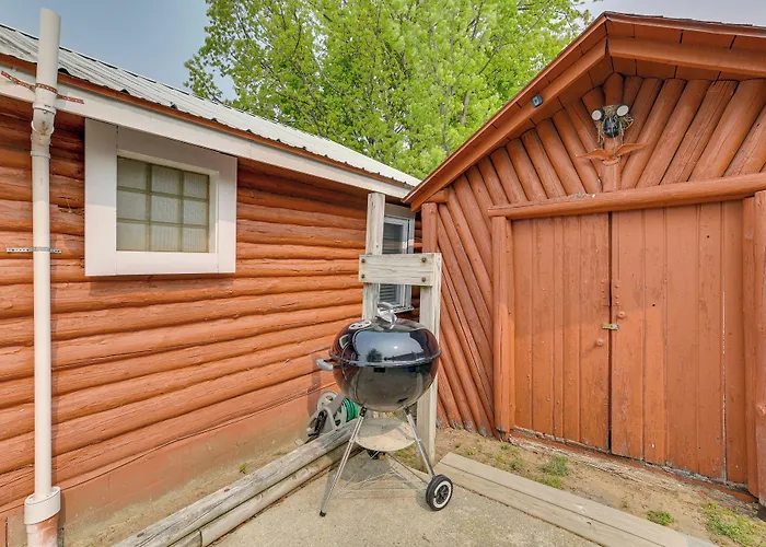 Cozy Houghton Lake Vacation Rental W/ Fireplace!