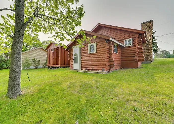 Cozy Houghton Lake Vacation Rental W/ Fireplace!