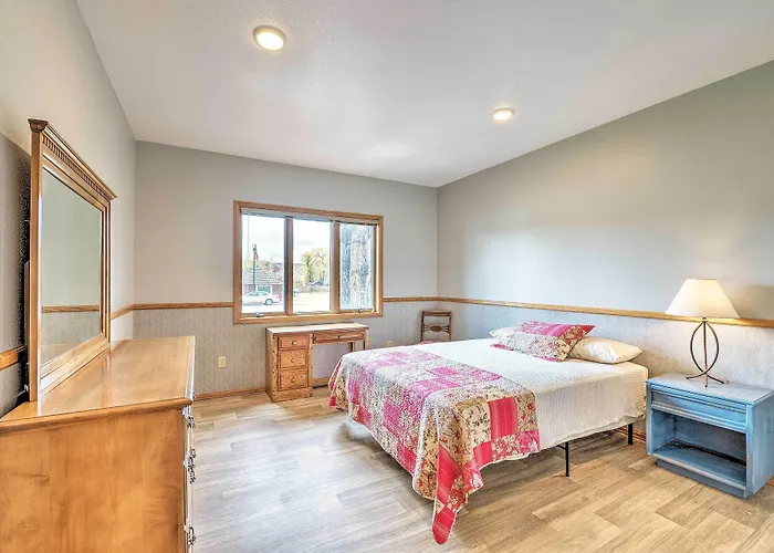Large Ten Sleep Home On Main St, 10 Mins To Canyon