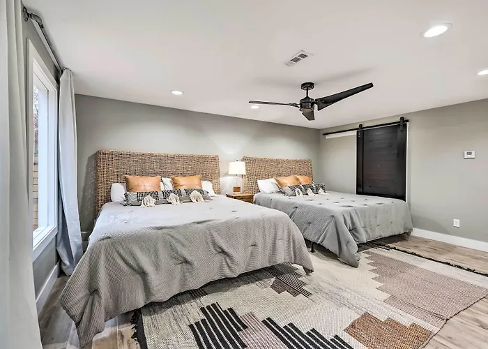 Lakefront Rogers Getaway W/ Hot Tub & Deck!