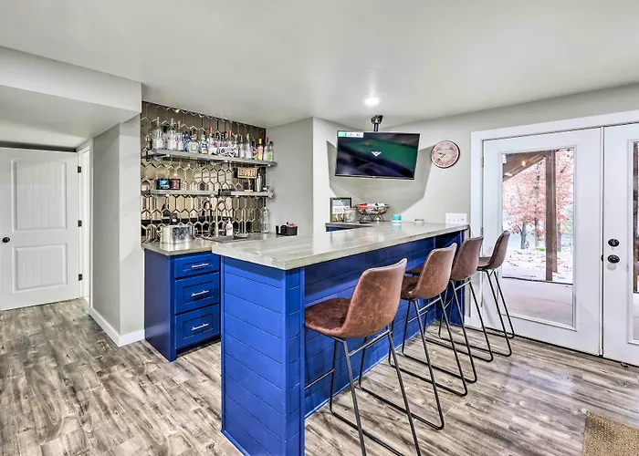 Lakefront Rogers Getaway W/ Hot Tub & Deck!