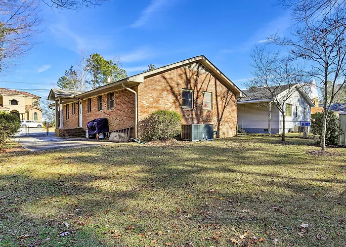 Lake Waccamaw Home W/ Fenced Yard & Shared Pier!