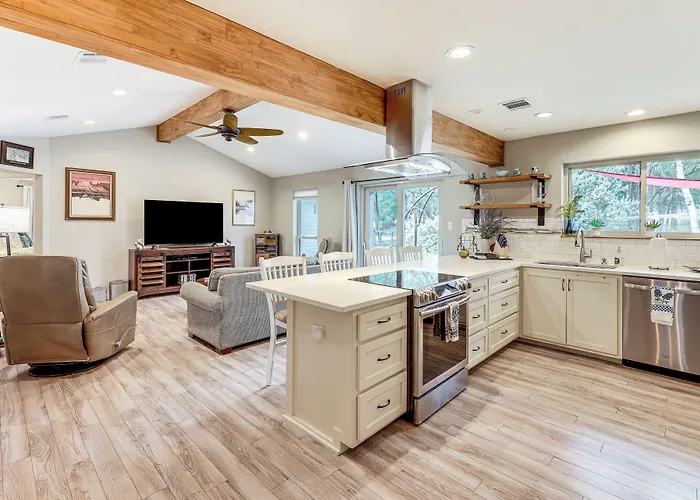 Gorgeous San Marco Home W/ Patio & Grill!