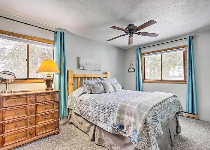 Lakefront Mercer Home: Private Dock & Kayaks!