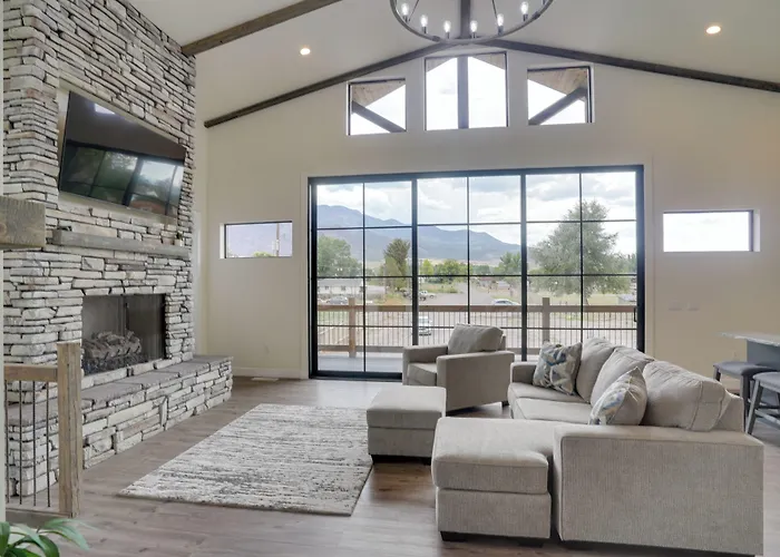 Chic Utah Getaway W/ Fireplace, Sauna & 2 Decks!