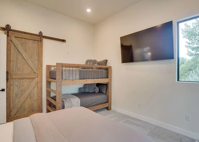 Chic Utah Getaway W/ Fireplace, Sauna & 2 Decks!