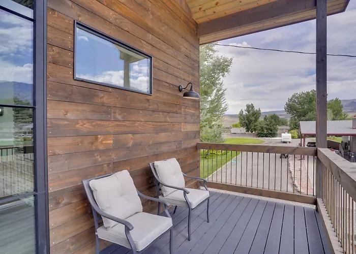 Chic Utah Getaway W/ Fireplace, Sauna & 2 Decks!