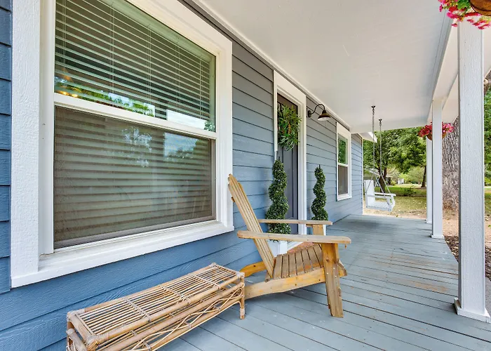 Lindale Vacation Rental W/ Deck & Grill!