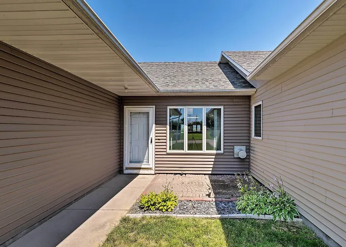Elwood Townhome W/ Patio - 7 Mi To Johnson Lake
