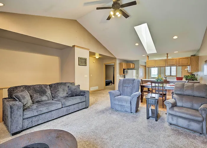 Elwood Townhome W/ Patio - 7 Mi To Johnson Lake