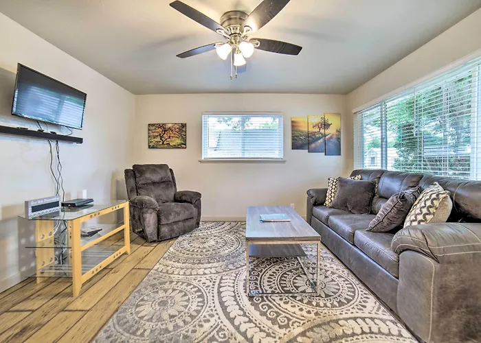Cozy Townhome: Near Dtwn, Hospital & College!