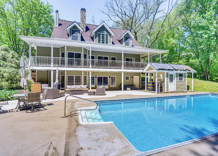 Huge Family Home W/ Pool - 13 Mi To Lake Michigan!