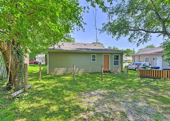 Quaint Downtown Murfreesboro Cottage W/ Lush Yard